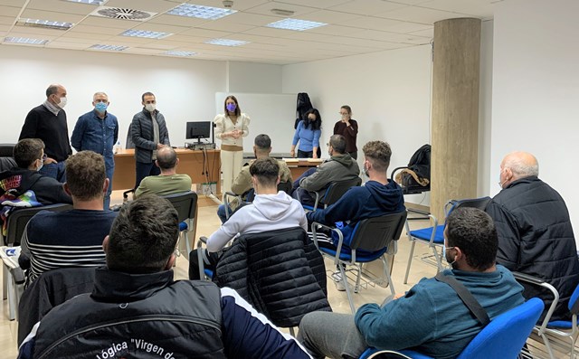La alcaldesa entrega los diplomas a los alumnos que han superado los cursos para el fomento del sector pesquero impartidos en Águilas