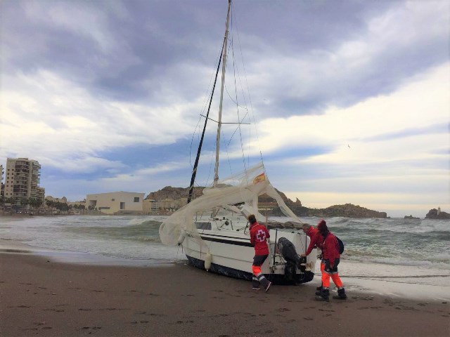 Efectivos de Cruz Roja Emergencias en Águilas intervienen en varias incidencias ocasionadas por 'Ana'