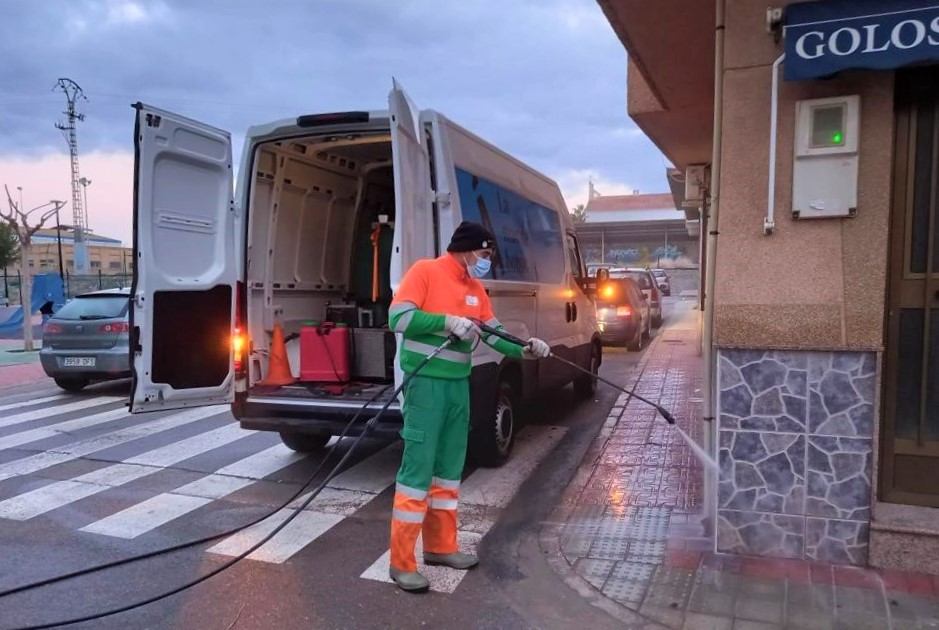 La “Huerta de Arriba” se somete a una limpieza en profundidad