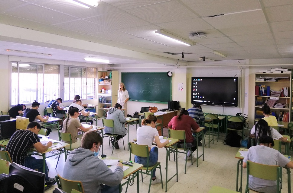 Alumnos de 2º de Bachillerato realizan simulacros de EBAU en el IES Alfonso Escámez de Águilas