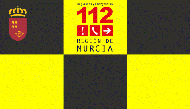 Servicios de Emergencia de Águilas trasladan al hospital a un herido grave tras sufrir un accidente en una vivienda 