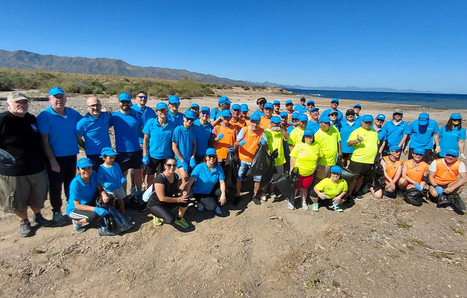 Voluntarios de CaixaBank, Afemac y Asociación Urci realizan una jornada de limpieza en la playa de Rambla Elena