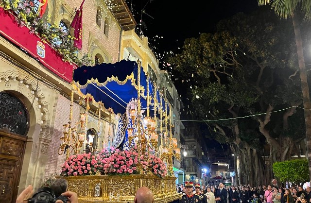 La Patrona de Águilas recorre las calles ante el fervor de su pueblo