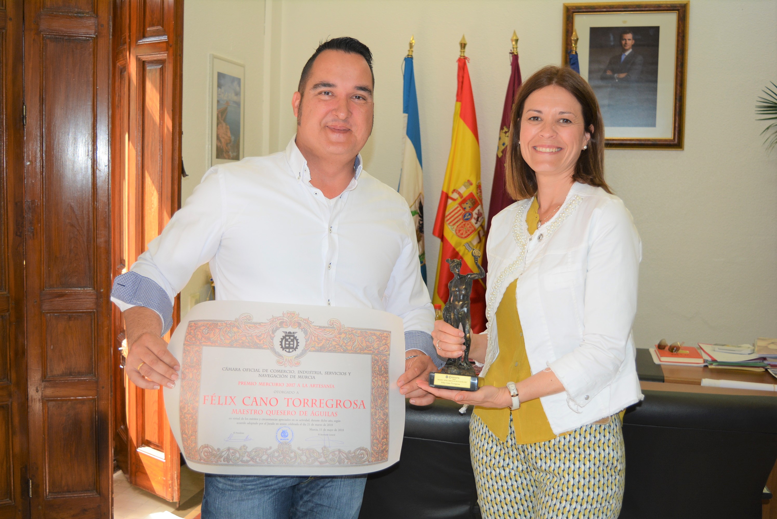 Recepción oficial en el Ayuntamiento de Águilas al maestro quesero Félix Cano, reconocido con el Premio Mercurio en Artesanía