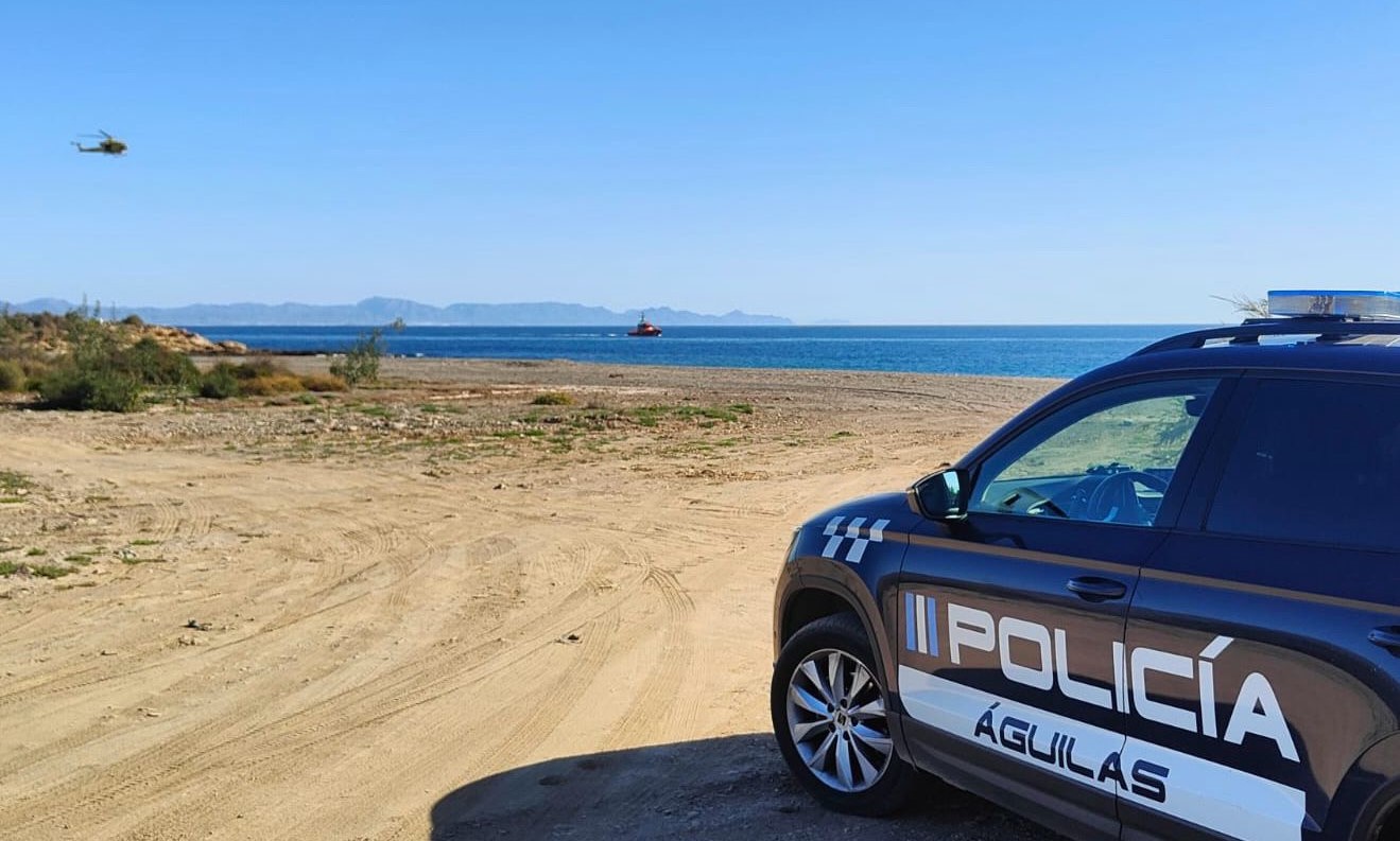 Dos agentes de la Policía Local de Águilas se lanzan al mar y rescatan a varios inmigrantes tras encontrar “una escena caótica” a su llegada a la playa del Rafal
