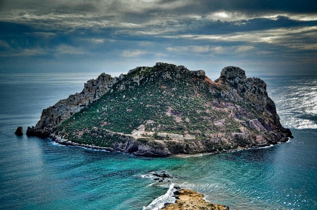 Rescatadas ocho personas en la Isla del Fraile, seis de ellas cuando intentaban auxiliar a dos jóvenes