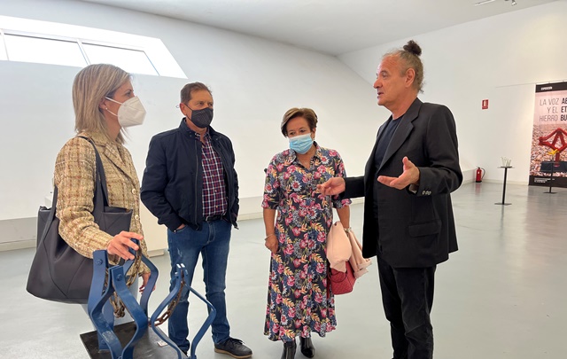 El Auditorio de Águilas acoge la exposición “El hierro y la voz” de Joseba Gotzon