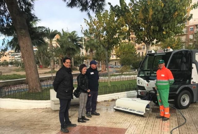La empresa de limpieza incorpora una barredora y una baldeadora para la limpieza de las zonas de difícil acceso en Águilas