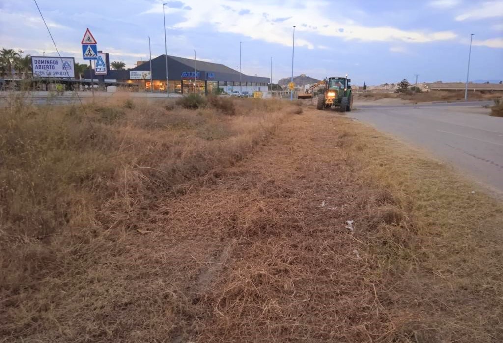 El Ayuntamiento de Águilas inicia los trabajos de desbroce de caminos rurales asfaltados