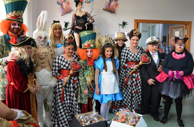Los personajes del Carnaval de Águilas recogen en el Centro Ocupacional Urci los cascarones para las batallas