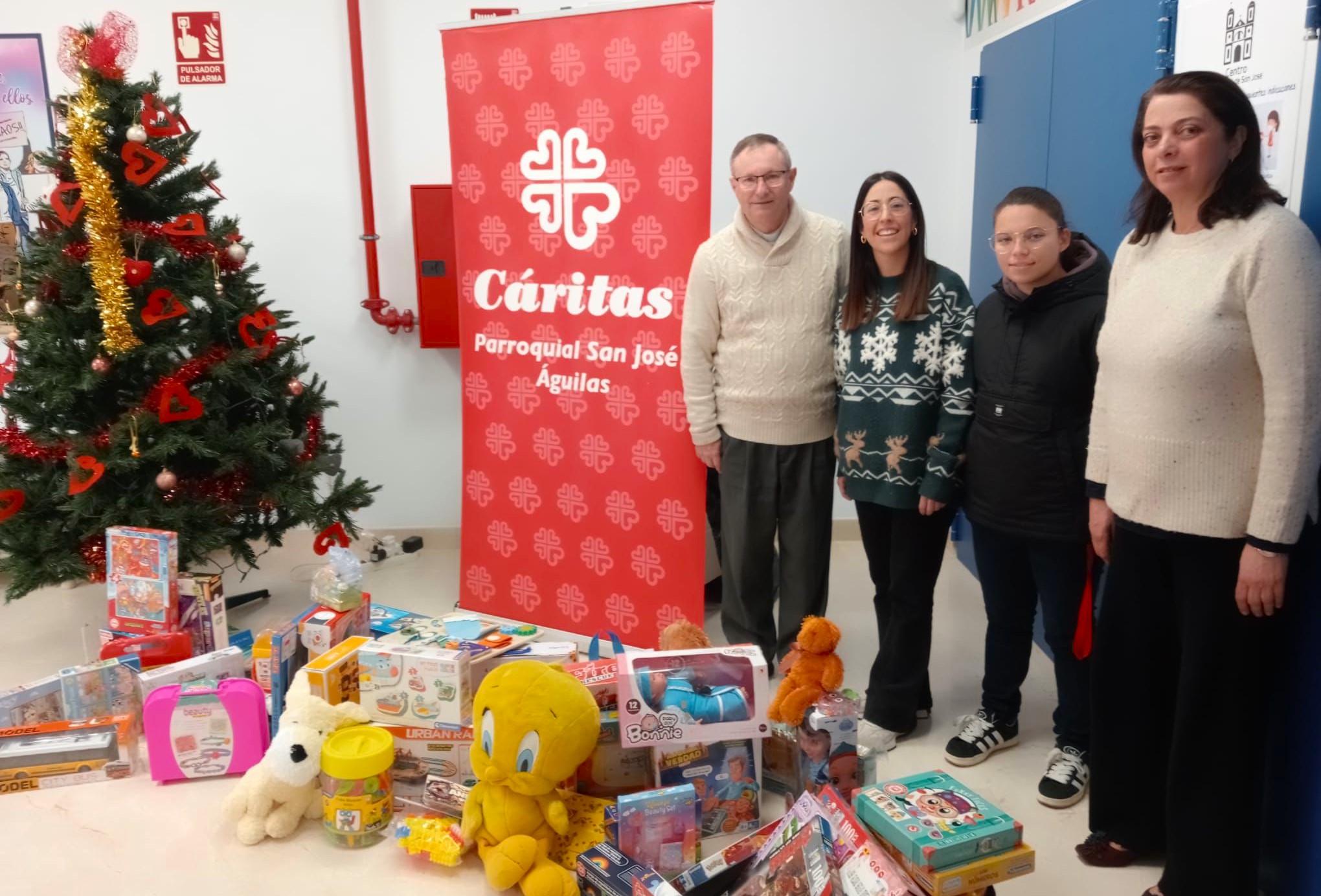 Juventudes Socialistas entrega a Cáritas los juguetes recogidos en su campaña solidaria