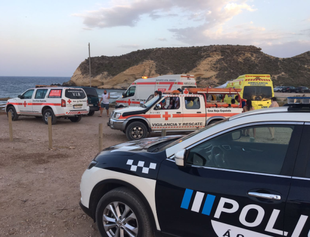 Dos personas trasladadas al hospital tras el esfuerzo realizado para salir del agua en la playa de La Carolina  de Águilas