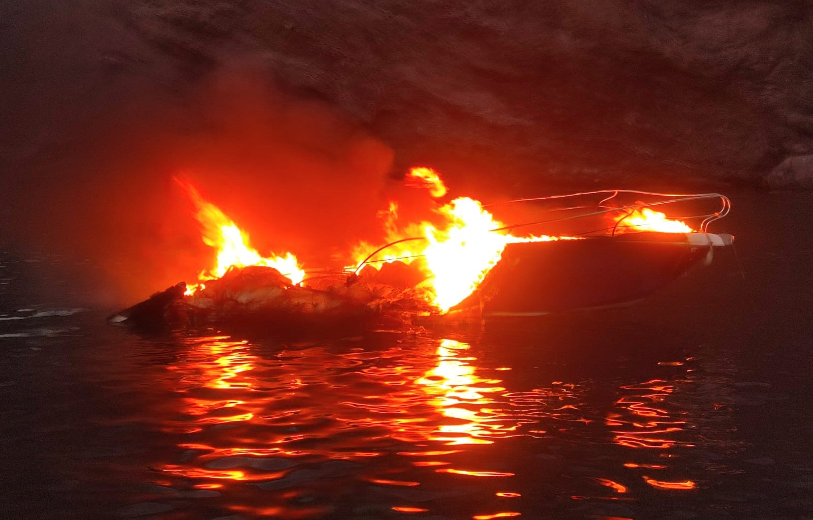 Cuatro heridos con quemaduras de diversa consideración en el incendio de una embarcación en Águilas