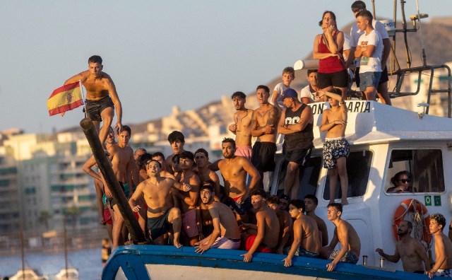 La cucaña y la regata de botes a remo vuelven al puerto de Águilas