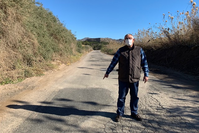 El edil de Agricultura insta a la Consejería a que “arregle los caminos rurales aprobados hace ya cuatro años" 