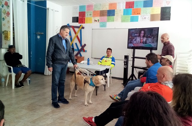  Los usuarios de Afemac conocen la labor de los perros guía y el trabajo que desarrolla la Asociación de Ayuda a Mascotas en Riesgo 