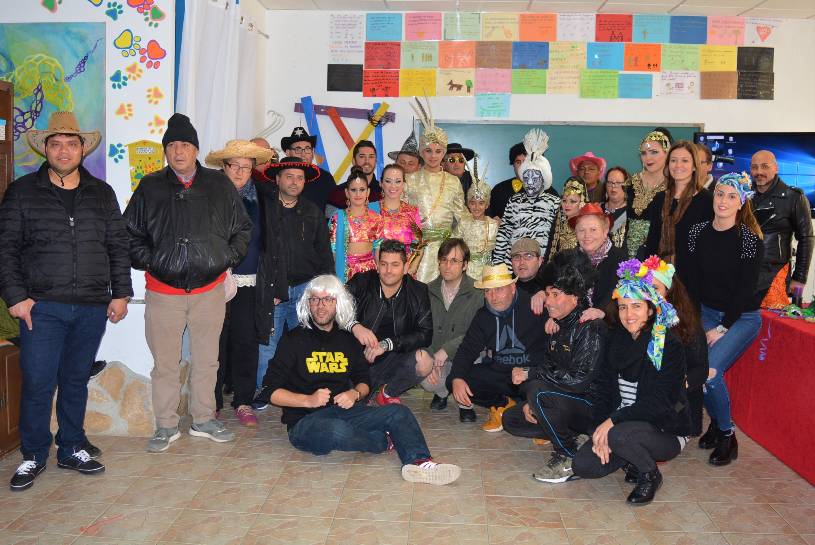 Los personajes del Carnaval de Águilas visitan a los usuarios de Afemac