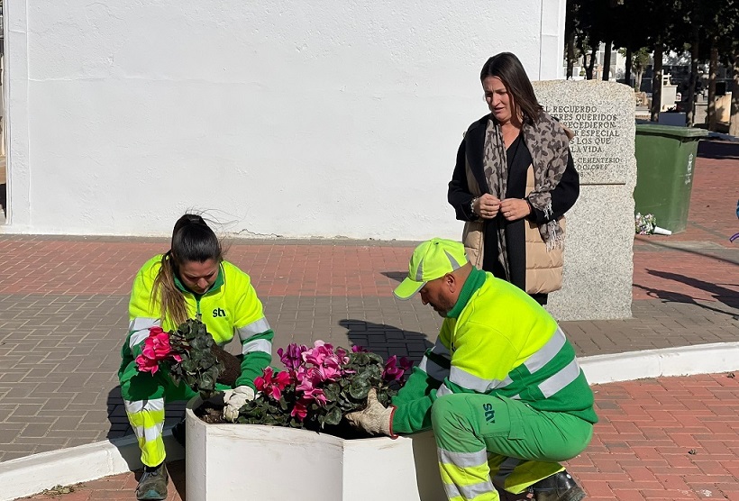 Los servicios de limpieza y jardinería trabajan, tras el temporal de viento, para que el cementerio de Águilas vuelva a presentar su aspecto habitual