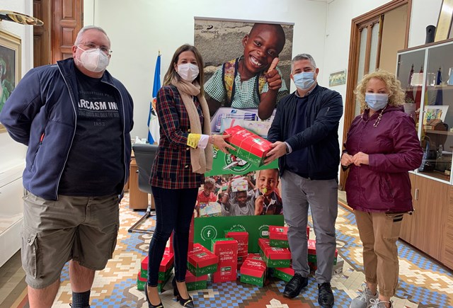 La alcaldesa de Águilas entrega las cajas de regalos del Proyecto Niño de la Navidad