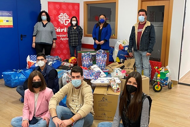 NNGG Águilas entrega a Cáritas la ropa y los juguetes recogidos en su campaña solidaria