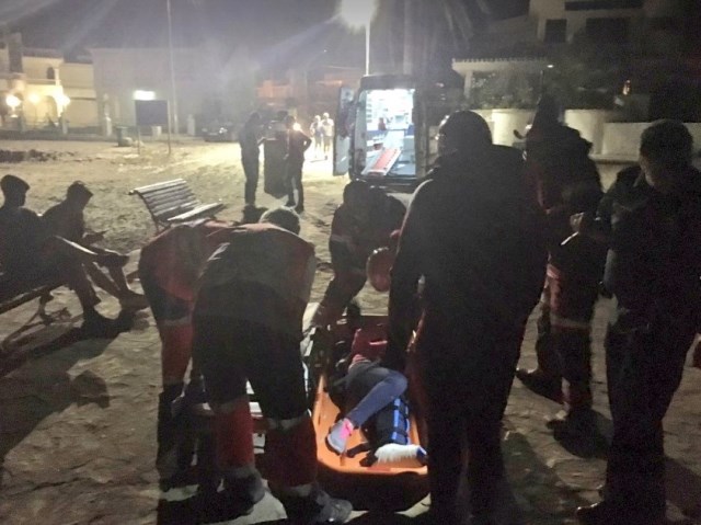 Efectivos del Plan Copla rescatan a una mujer accidentada mientras pescaba en la Punta de las Cabricas de Aguilas