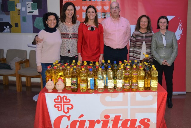 La obra solidaria ‘La Cigarra y la hormiga’ logra recaudar 700 litros de aceite para Cáritas Parroquial de San José en Águilas