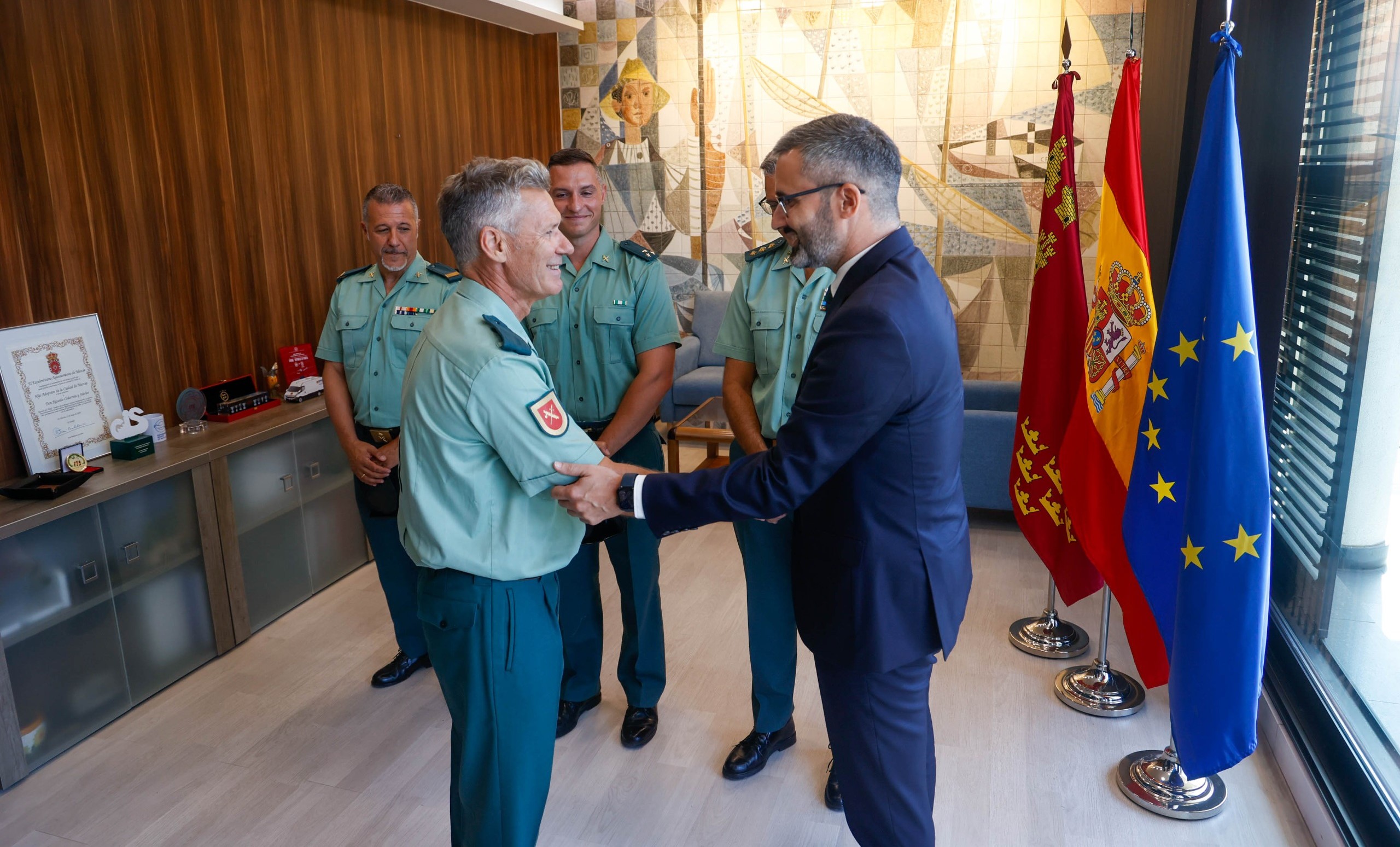 El delegado del Gobierno reconoce la actuación de los guardias civiles embestidos durante una persecución en aguas de Águilas