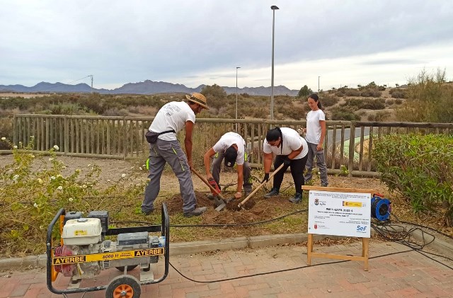 Varios jóvenes beneficiarios de Garantía Juvenil participan en un Programa Mixto de Empleo y Formación