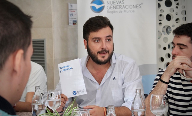 Antonio Landáburu comienza en Águilas su proyecto para presidir NNGG Región de Murcia