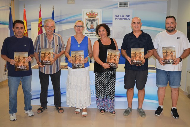 Festejos destina la recaudación del tradicional libro de verano a la Asociación Alzheimer Águilas