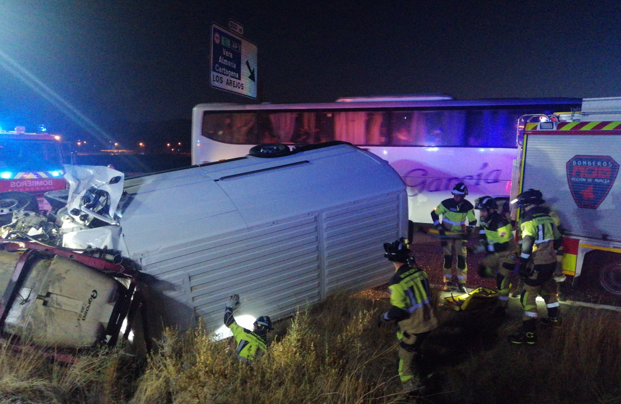 Rescatan y trasladan al hospital a un hombre herido en la colisión de una furgoneta y un tractor en Águilas