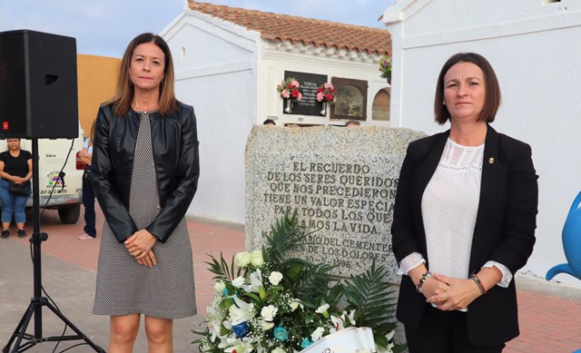 Más de 400 personas asisten a la Misa de los Fieles Difuntos en el cementerio de Águilas