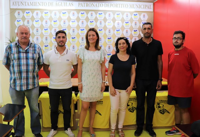 El Patronato Deportivo Municipal dona a Cáritas Águilas más de un millar de camisetas