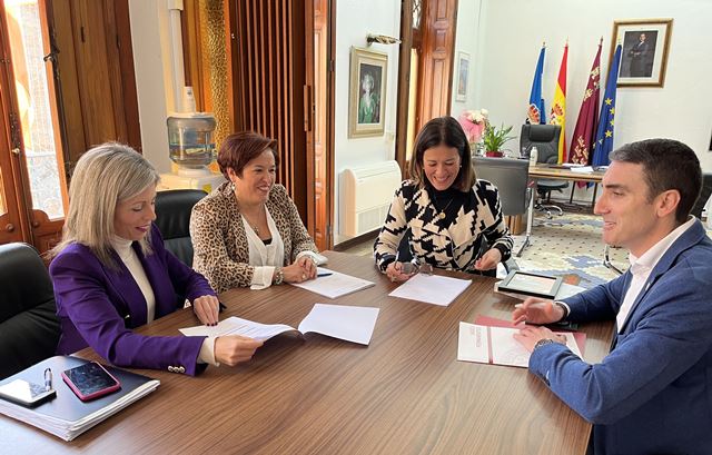 Reunión de planificación de los cursos de verano de la UMU en Águilas