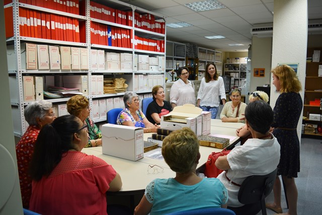 Las alumnas de Lectoescritura y Escritura Creativa visitan el archivo municipal