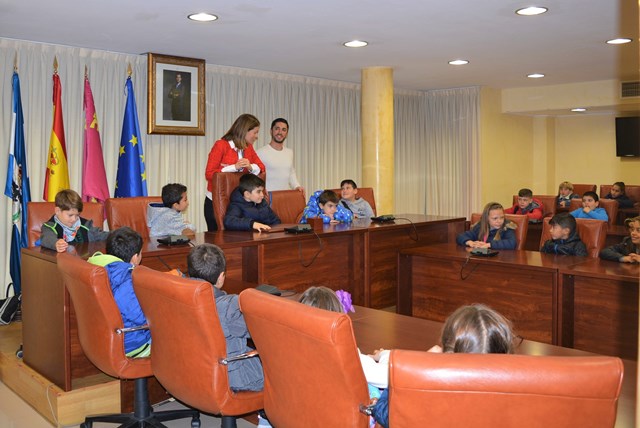 Alumnos del colegio Mediterráneo visitan el Ayuntamiento de Águilas con motivo del  40 aniversario de la Constitución 