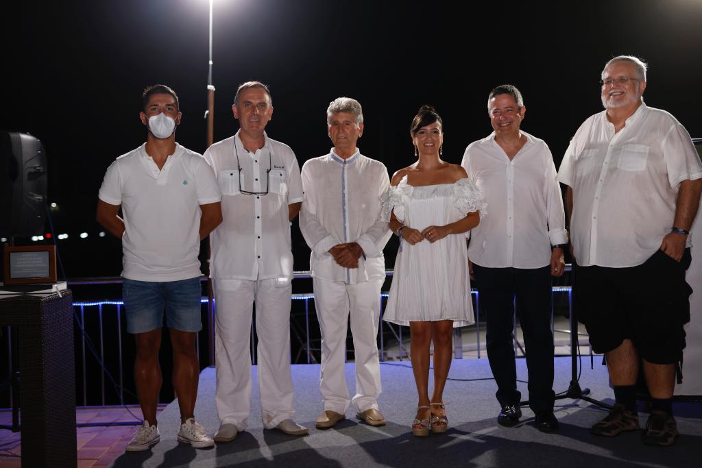 Cerca de medio millar de personas asisten a la tradicional fiesta blanca del Puerto Deportivo Juan Montiel