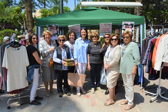 Boutique Ideal y Hogar Betania celebran el VI Rastrillo Solidario Remedios Fernández en la Plaza de España de Águilas 