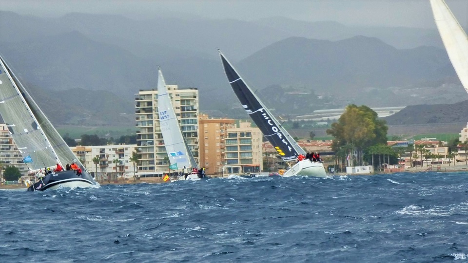 Fuerte viento de levante y olas de hasta 3 metros en la última manga de la XX Regata Carnaval de Águilas