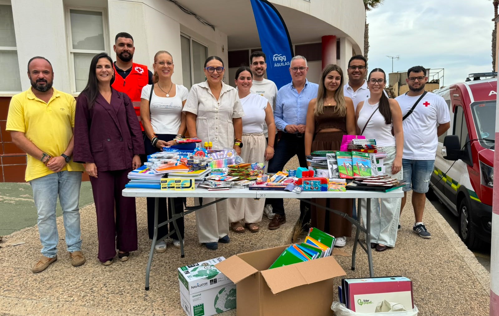 NNGG completa con éxito su campaña solidaria y entrega a Cruz Roja todo el material escolar recogido