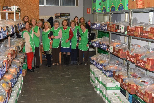 La alcaldesa de Águilas y la edil de Servicios Sociales colaboran con Hogar Betania en la campaña de Navidad