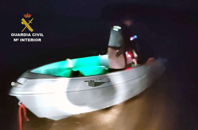 La Guardia Civil detiene in fraganti a dos individuos mientras botaban una embarcación robada en Águilas
