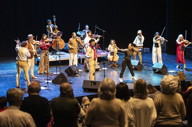 La Swing Machine Orchestra pone en pie al público del auditorio de Águilas