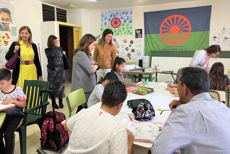 La alcaldesa visita a los participantes en la ludoteca del Programa de Proyectos de Atención Social al Pueblo Gitano