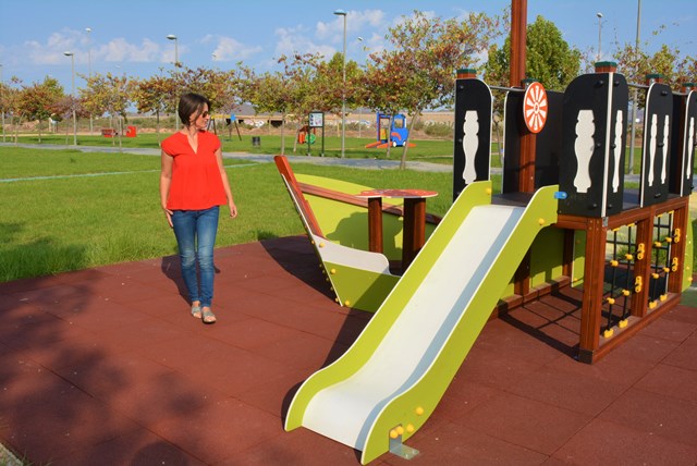 El parque inclusivo del Paseo de Las Acacias en Águilas ya está listo para el uso y disfrute de los más pequeños