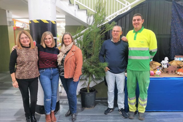 El Ayuntamiento hace entrega de los pinos navideños a los centros educativos de Águilas