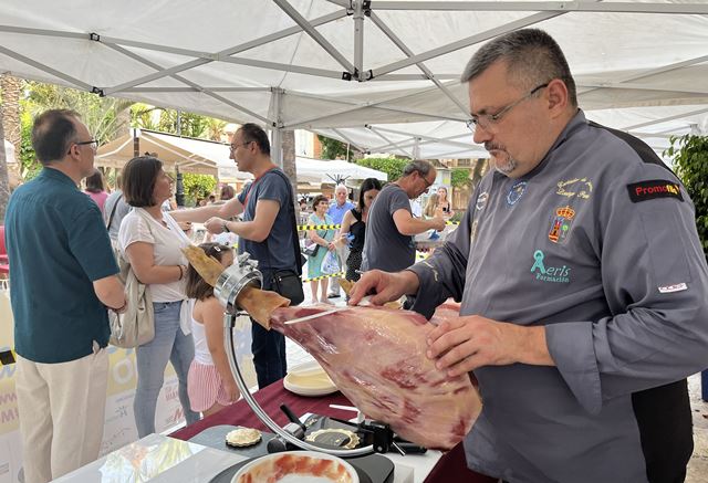 Varios cortadores de jamón se mojan por la Esclerosis Múltiple en Águilas
