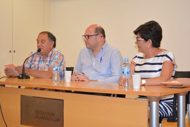 El aguileño Diego Muñoz presenta su poemario ‘Del Alba al Ocaso’