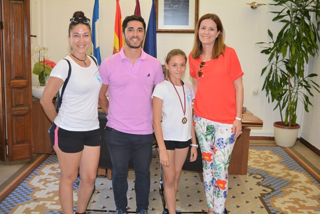 La aguileña Carolina Castillo, subcampeona regional de gimnasia rítmica, es recibida en el Ayuntamiento de Águilas 