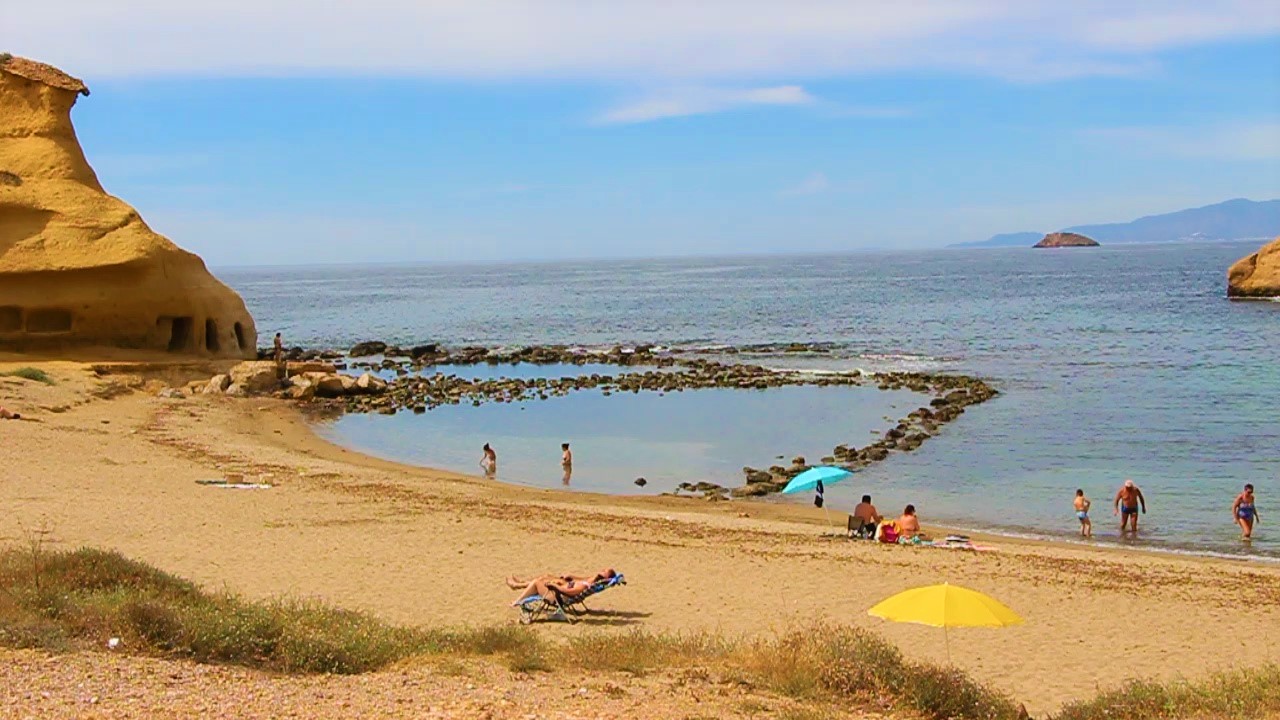 Trasladan al hospital en estado grave a un hombre que ha sido atendido en la playa de Los Cocedores  